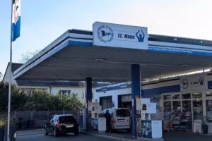 12. Mann Tankstelle