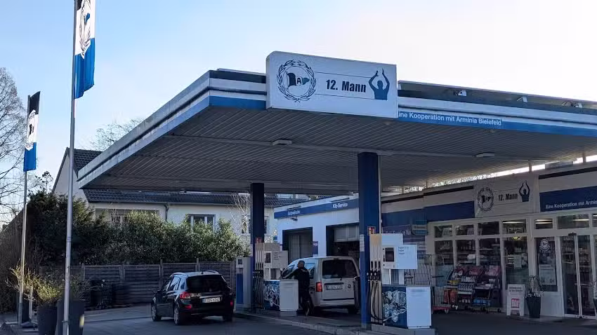 12. Mann Tankstelle