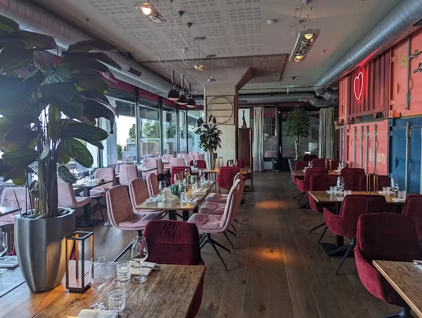 am kai | restaurant. seafood. drinks. elbblick