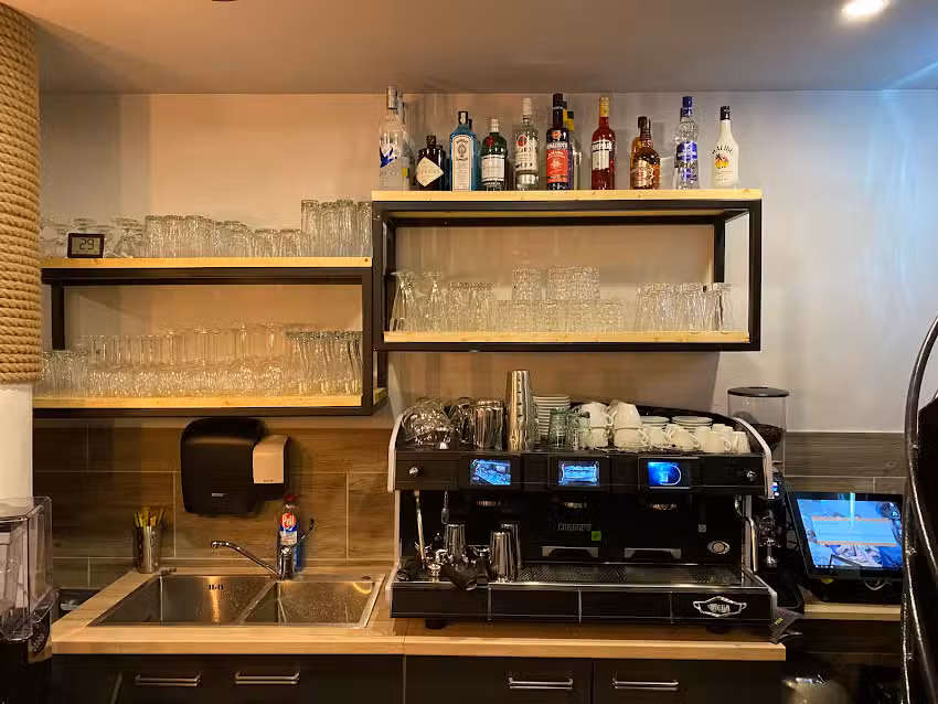 Antonios Pizza Taxi/Bar