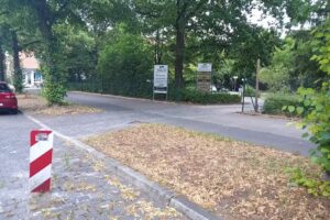 Benatis Parkplatz Einfahrt