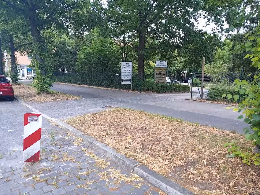 Benatis Parkplatz Einfahrt