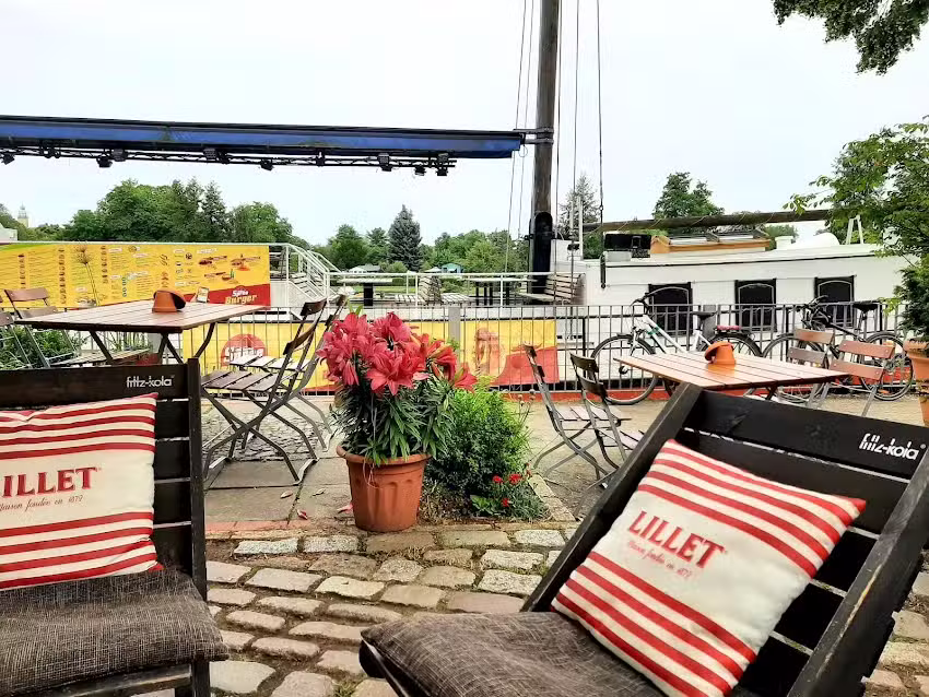 Biergarten &ndash; freiheit f&uuml;nfzehn