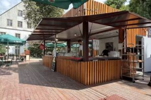 Biergarten im Schlosspark &bdquo;Zum lustigen Vogel&ldquo;
