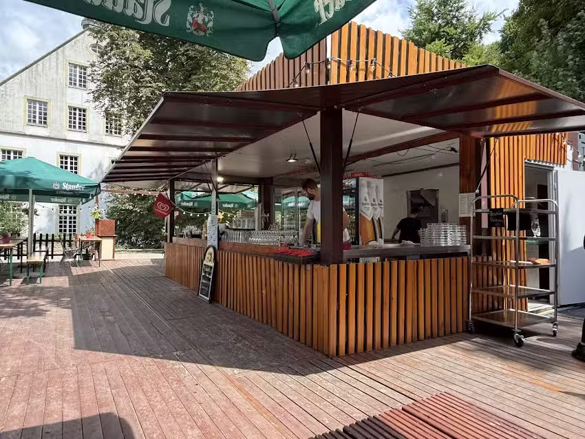 Biergarten im Schlosspark &bdquo;Zum lustigen Vogel&ldquo;