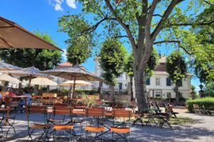 Biergarten und Schlosshütte am Postenhaus