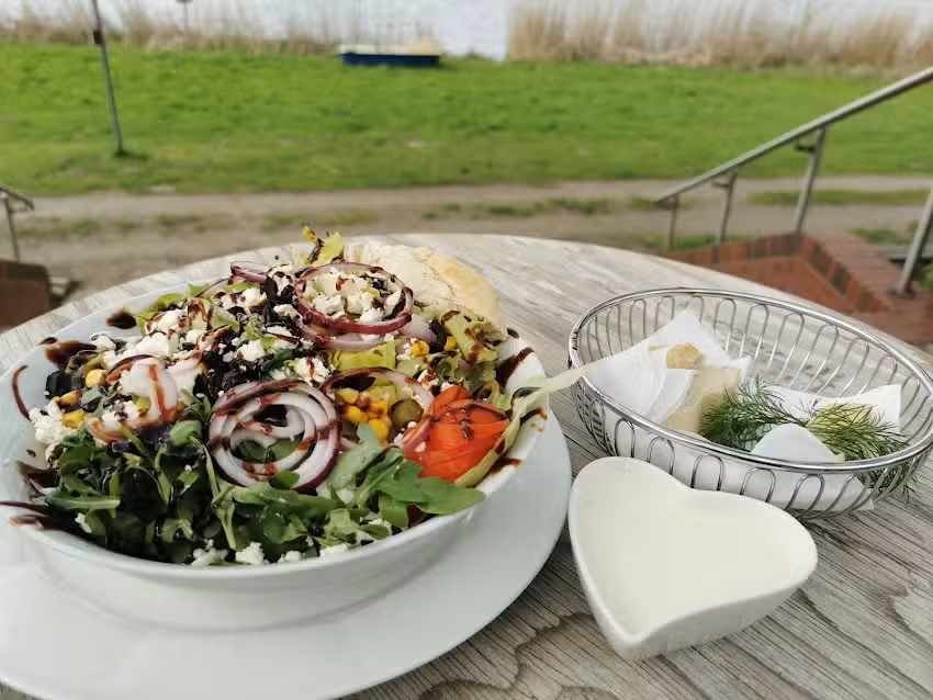 Bockwurst & Champagner &ndash; Imbiss am See