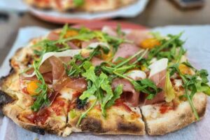 Bratwurst, Pinsa und Getränke