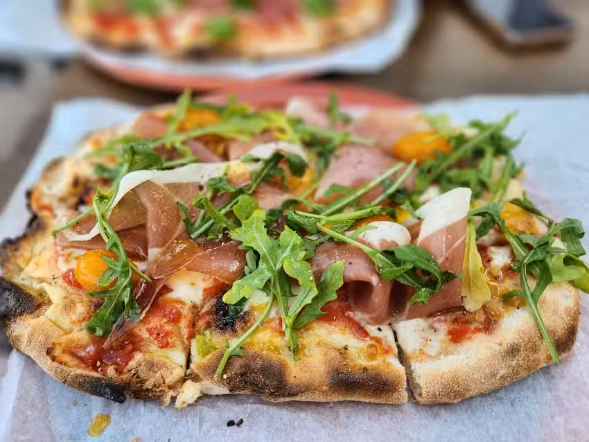 Bratwurst, Pinsa und Getr&auml;nke