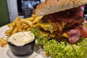 BULL&rsquo;S BURGER