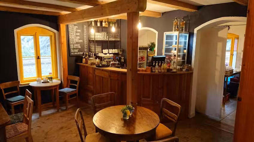 Caf&eacute; & Bar Bahnw&auml;rterh&auml;uschen