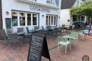 Caf&eacute; Central & The Blueberry