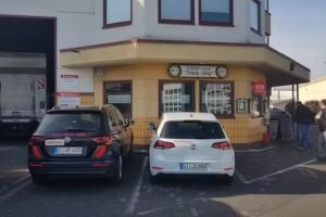 Cafeteria Truck-Stop