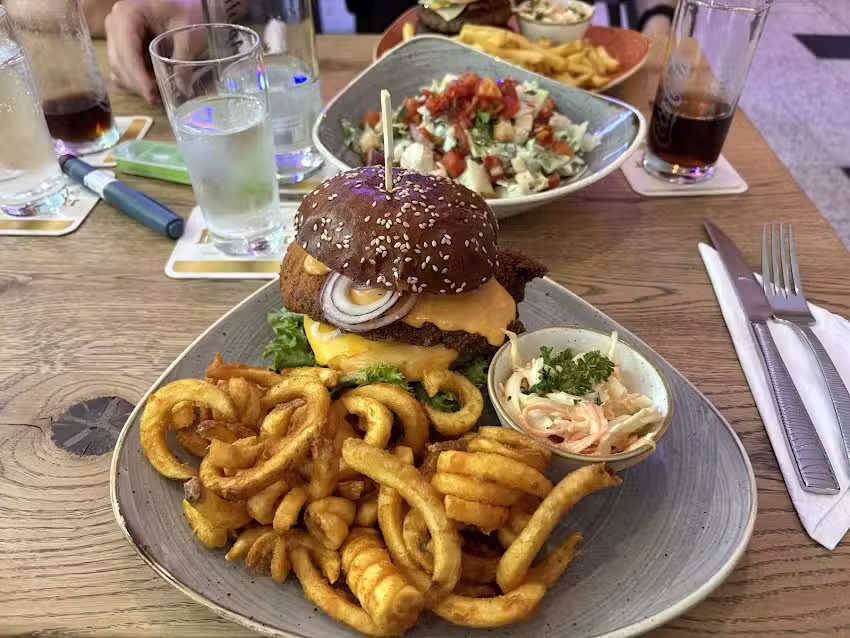 CHILLERS – Burger, Wings, Drinks & More