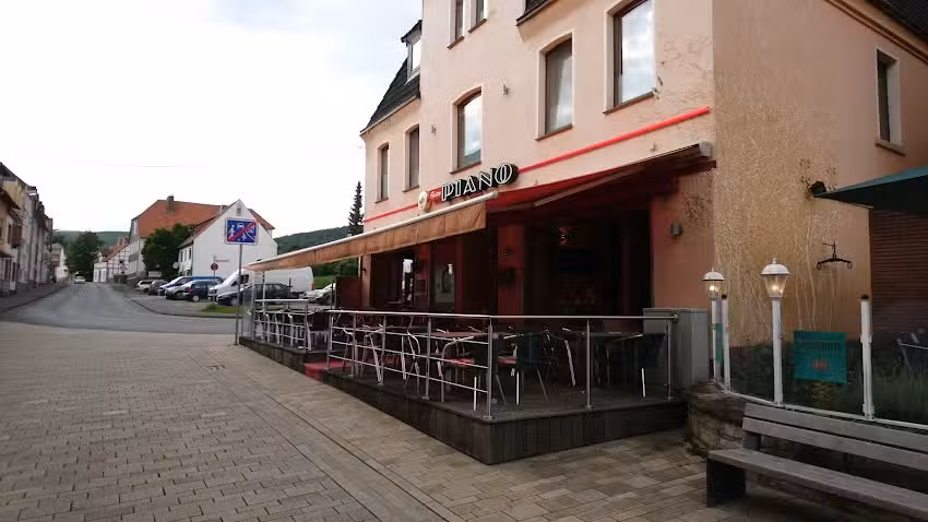 Cuma Araz Bistro Piano