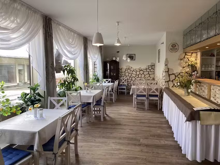 Dora&rsquo;s Caf&egrave; & Bistro