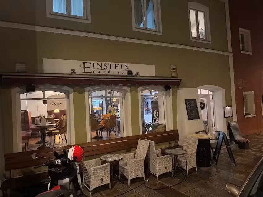 Einstein Cafe&Bar