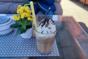 Eisverkauf am Fenster