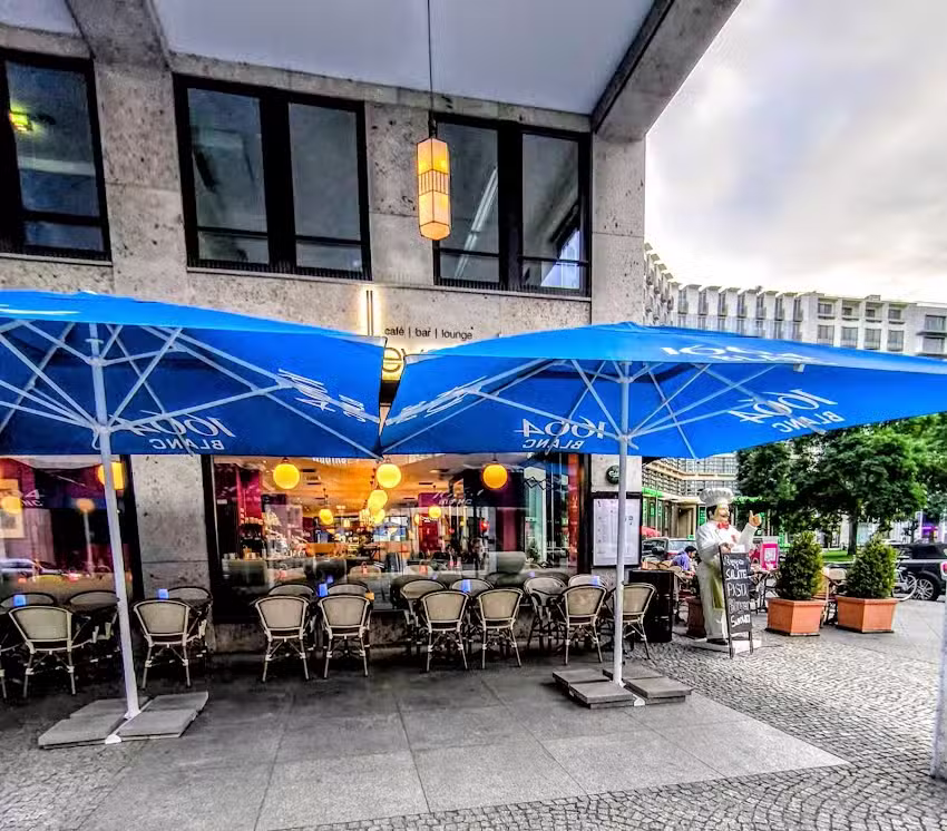 Eleven Caf&eacute; Bar Lounge