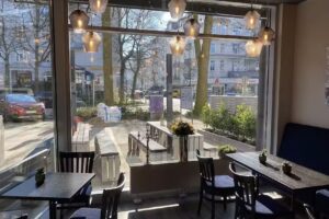 Eli Caf&eacute; & Bar