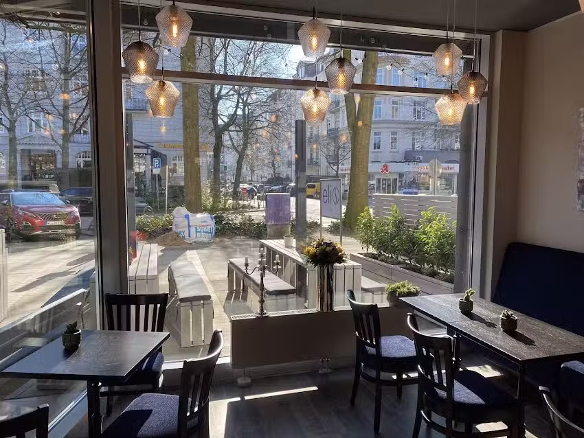 Eli Caf&eacute; & Bar