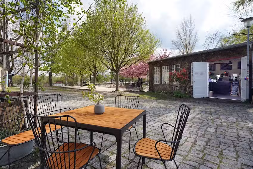 Fabrikgarten &ndash; Fabrikcaf&eacute;