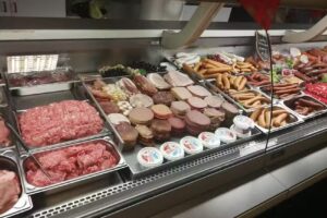 Fleisch- und Wurstwaren mit Imbiss