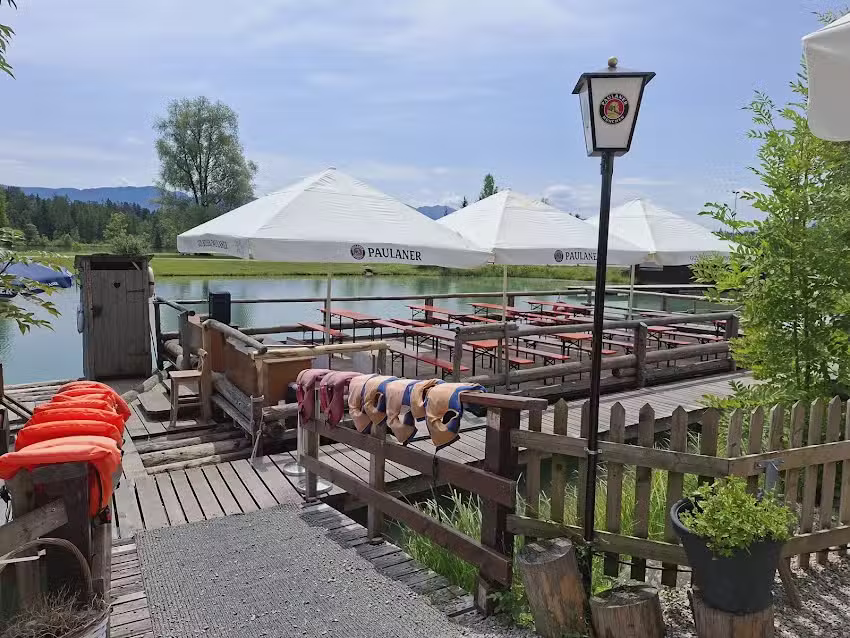 Fl&ouml;&szlig;erstadl am Bootsverleih