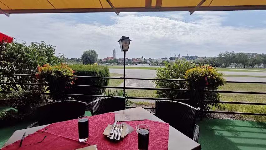 Flugplatz-Restaurant Vilshofen Terrassencaf&eacute; M+R