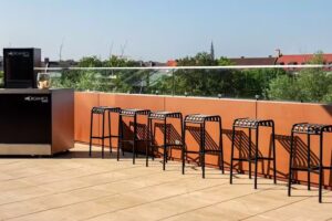 Frau im Mond – Dachterrasse