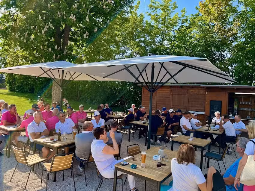 fuchs+hase Biergarten Sch&ouml;nbronn