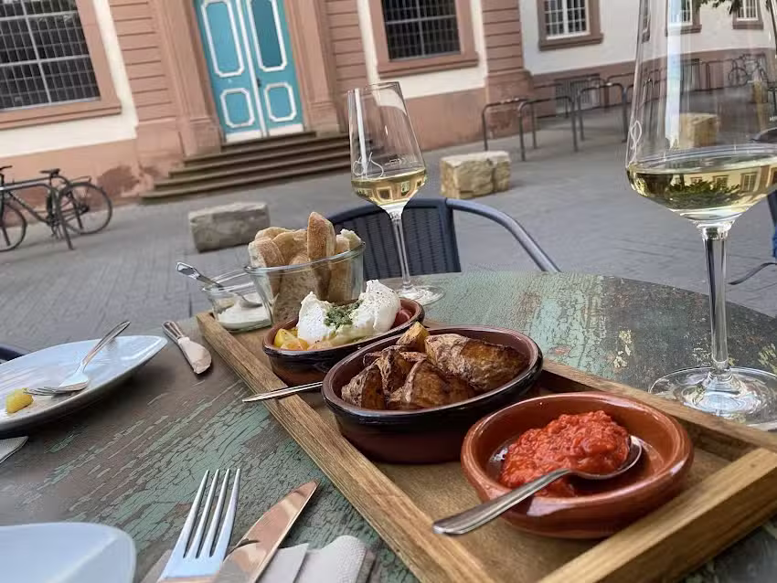 Glücklich – Tapas Restaurant , Kunst – Café