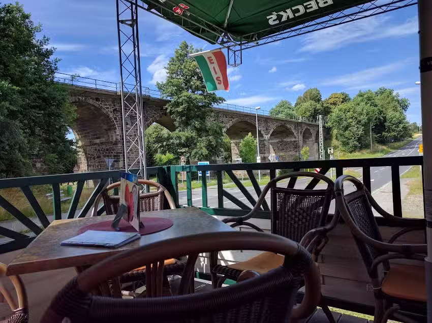 Goldnes Band Gersdorf-Pension-Eiscafe-Festr&auml;ume