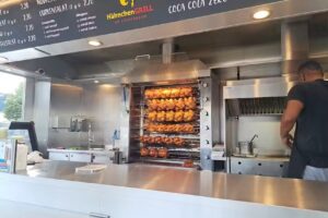 Hähnchengrill am Lindenbaum