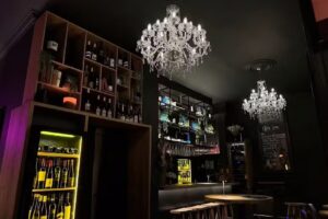 HALBVOLL &ndash; die Weinbar in Kassel