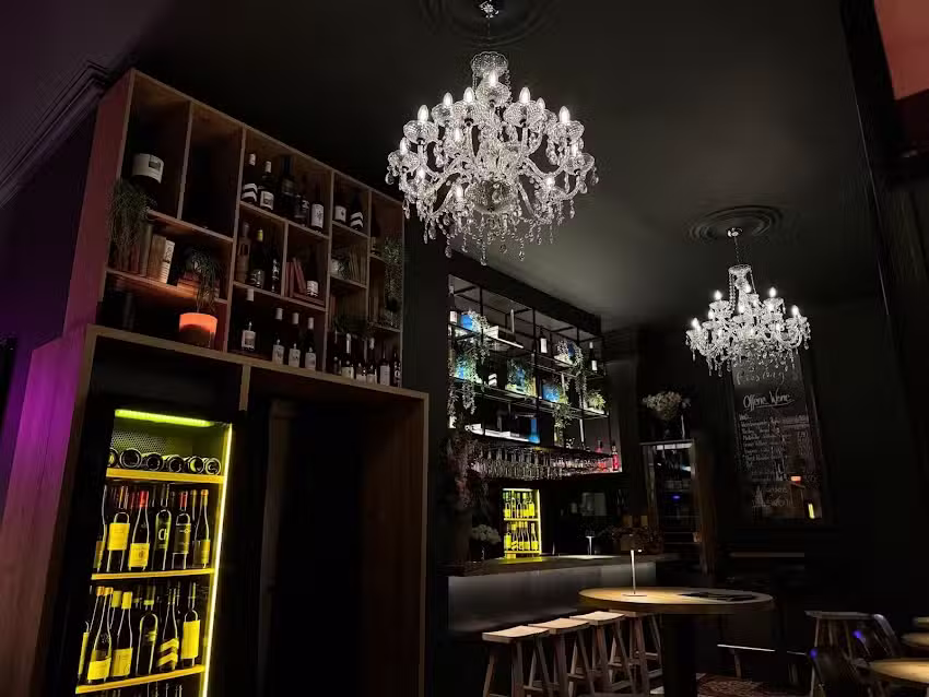 HALBVOLL &ndash; die Weinbar in Kassel