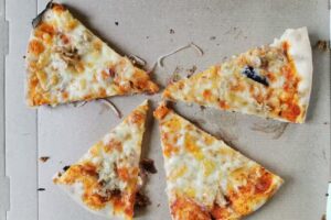 Holzofenpizza – Pizza Calabria