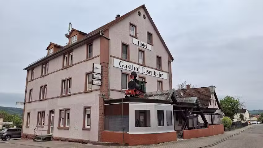 Hotel &ndash; Gasthof &ndash; Destille Eisenbahn