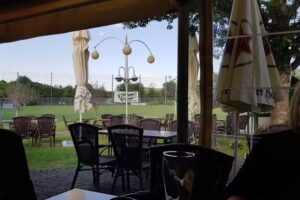 „Im Abseits“ bei Themis