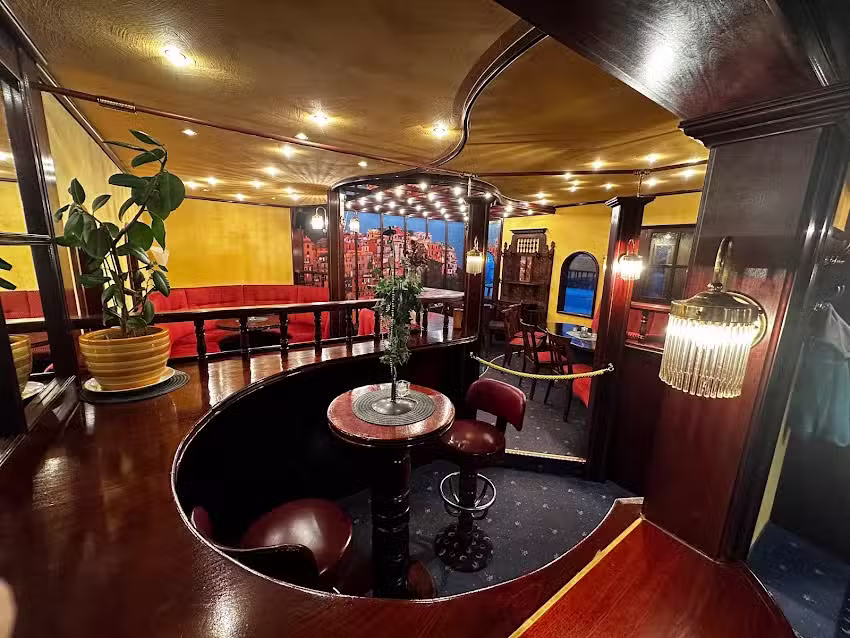James Restaurant Bar- indisch, elegant, alpin