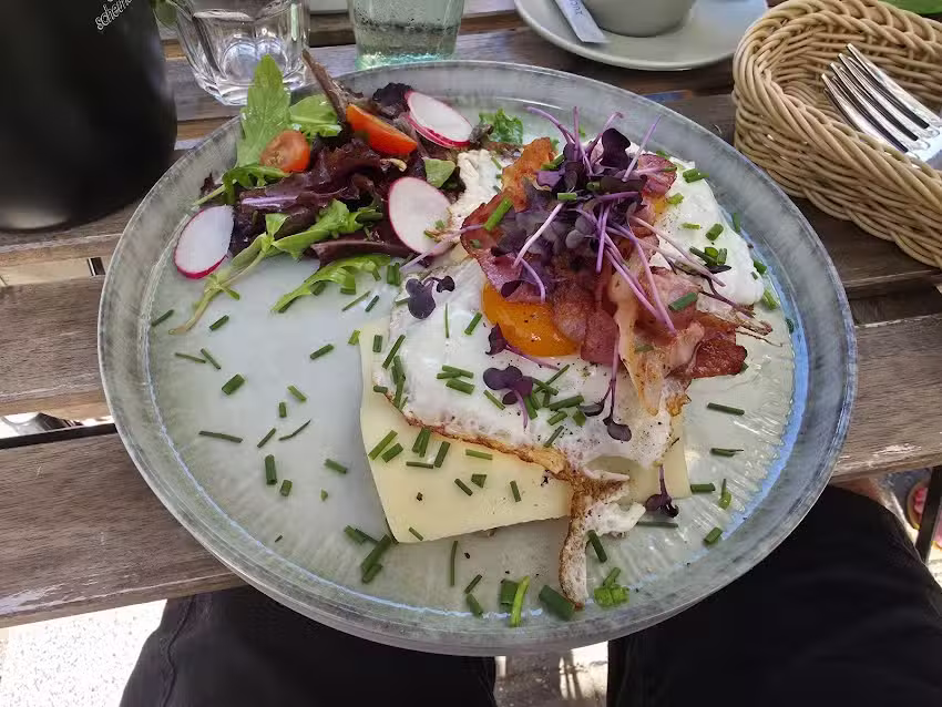 Joe&acute;s &ndash; Caf&eacute;, Lunch, Bar