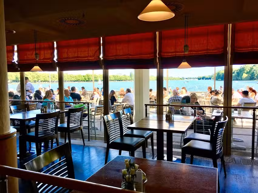 Julian&rsquo;s Bar & Restaurant