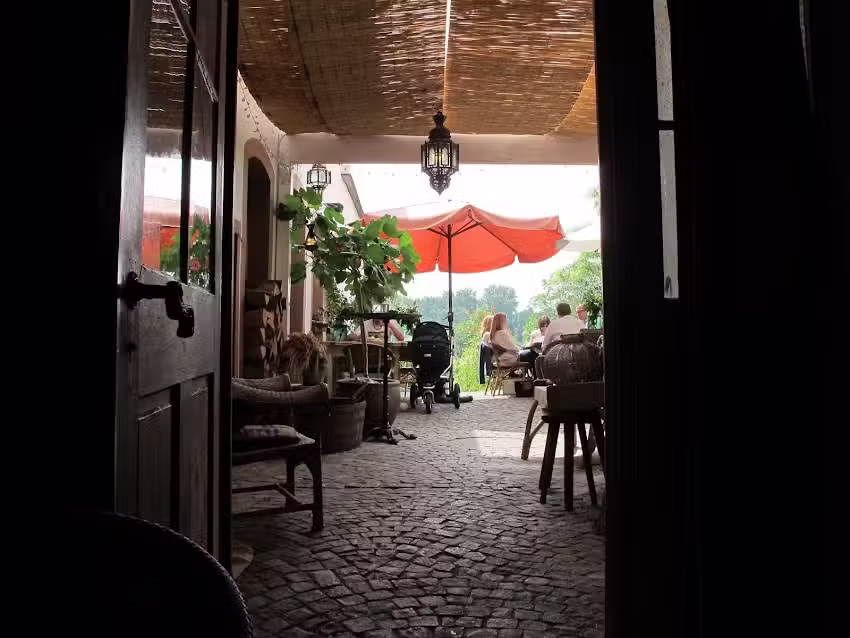 Kaffee&Kissen &ndash; Das Hofcaf&eacute; am Rhein