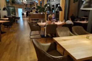KOMMOD &ndash; gem&uuml;tlich essen & trinken