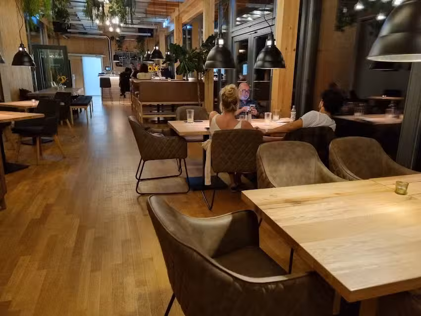 KOMMOD &ndash; gem&uuml;tlich essen & trinken