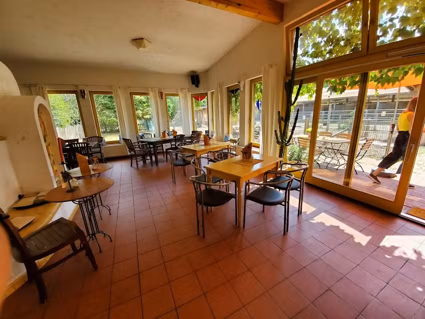 K&uuml;nstler-Caf&eacute; und Biergarten