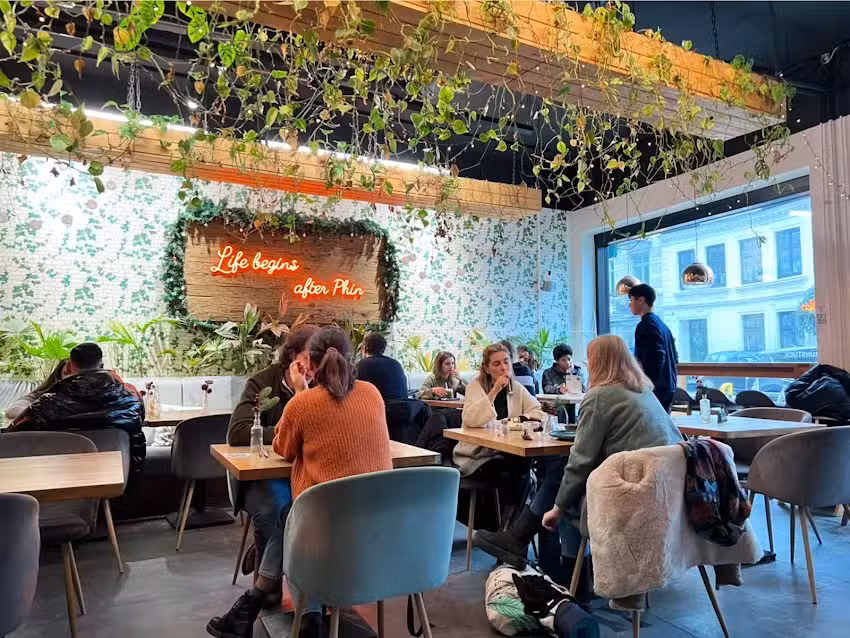 L&agrave; Phin Caf&eacute; & Bar