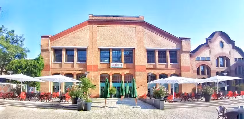 La Piazza &ndash; Pizza Pasta Caf&eacute;