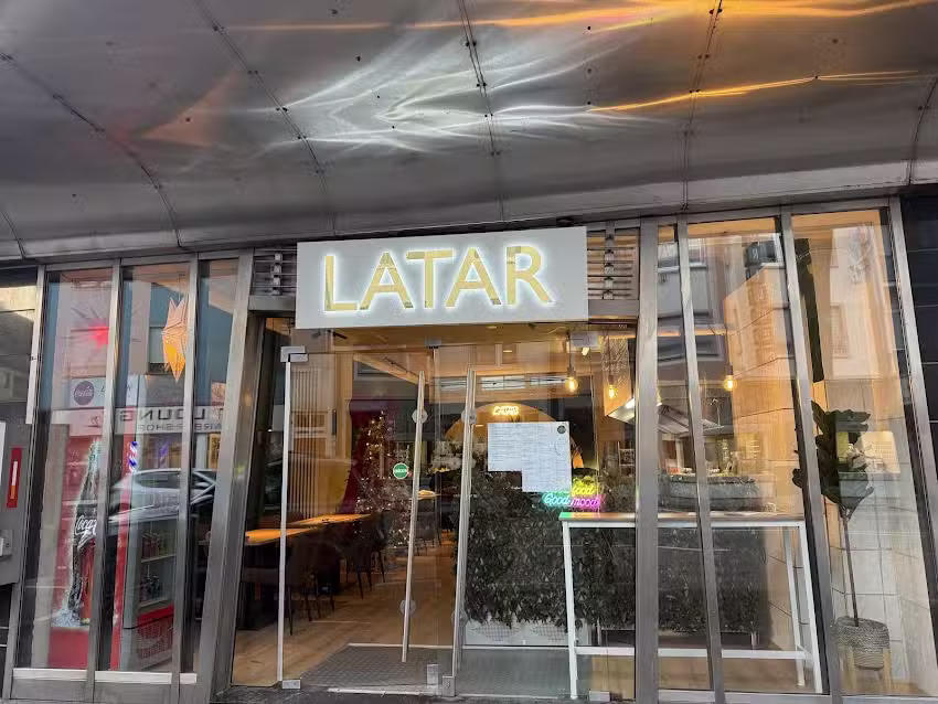 Latar
