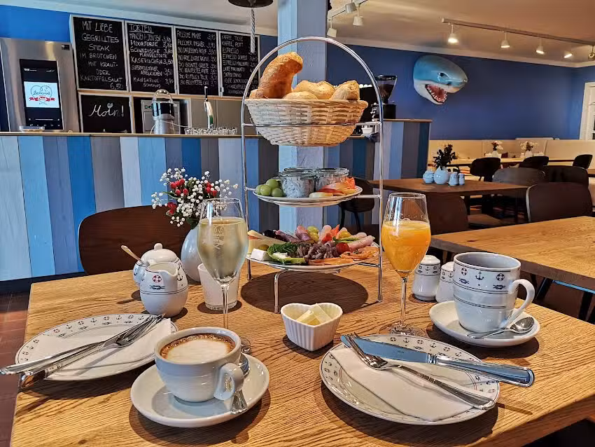 Liebevoll hinterm Deich